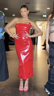 Julia Wieniawa-Narkiewicz feet photo thumbnail