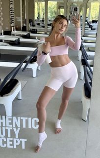 Julia Wieniawa-Narkiewicz feet photo thumbnail