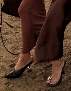 Julia Wieniawa-Narkiewicz feet photo thumbnail