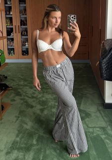 Julia Wieniawa-Narkiewicz feet photo thumbnail