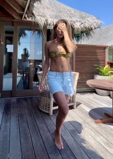 Julia Wieniawa-Narkiewicz feet photo thumbnail