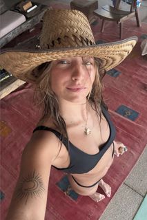 Julia Wieniawa-Narkiewicz feet photo thumbnail