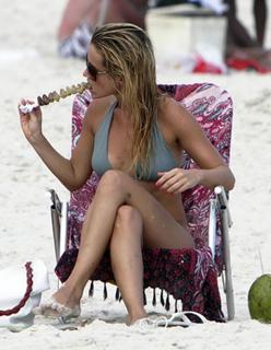 Juliana Didone feet photo thumbnail