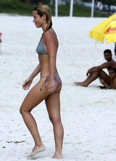 Juliana Didone feet photo thumbnail