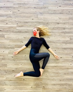 Juliana Didone feet photo thumbnail