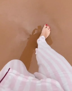 Juliana Didone feet photo thumbnail