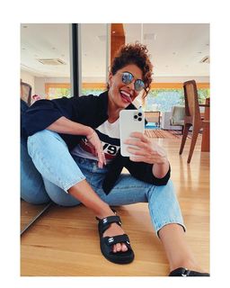 Juliana Paes feet photo thumbnail