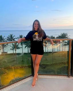 Juliana Paiva feet photo thumbnail