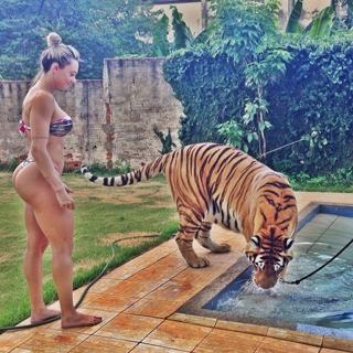 Juliana Salimeni feet photo thumbnail
