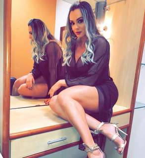 Juliana Salimeni feet photo thumbnail