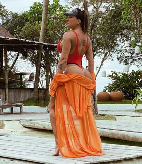 Juliana Salimeni feet photo thumbnail