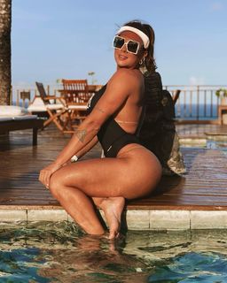 Juliana Salimeni feet photo thumbnail