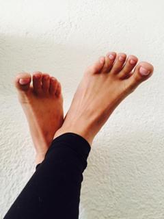 Julianna Guill feet photo thumbnail