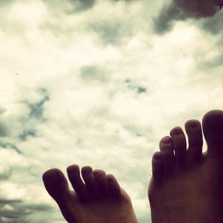 Julianna Guill feet photo thumbnail