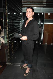 Julianna Margulies feet photo thumbnail