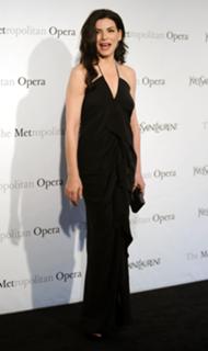 Julianna Margulies feet photo thumbnail