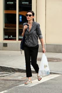 Julianna Margulies feet photo thumbnail