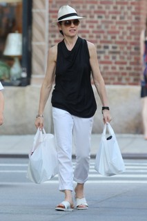 Julianna Margulies feet photo thumbnail