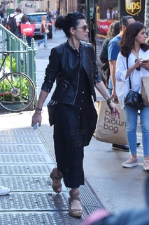 Julianna Margulies feet photo thumbnail