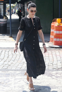 Julianna Margulies feet photo thumbnail