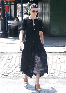 Julianna Margulies feet photo thumbnail