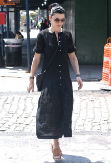 Julianna Margulies feet photo thumbnail
