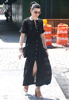 Julianna Margulies feet photo thumbnail