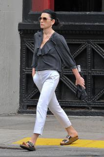 Julianna Margulies feet photo thumbnail