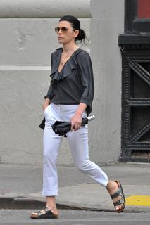 Julianna Margulies feet photo thumbnail