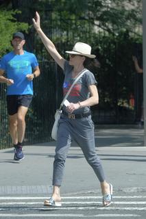 Julianna Margulies feet photo thumbnail