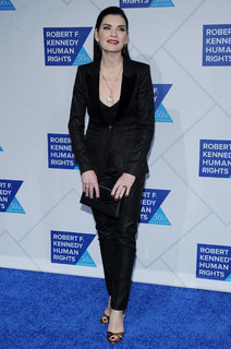 Julianna Margulies feet photo thumbnail