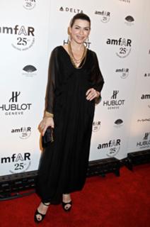 Julianna Margulies feet photo thumbnail