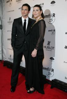 Julianna Margulies feet photo thumbnail