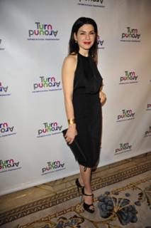 Julianna Margulies feet photo thumbnail
