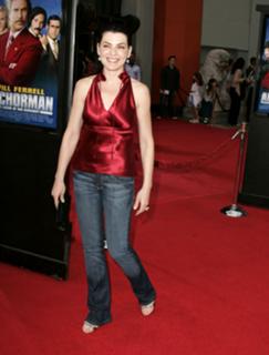 Julianna Margulies feet photo thumbnail