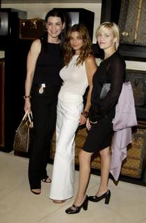 Julianna Margulies feet photo thumbnail