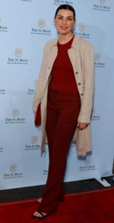 Julianna Margulies feet photo thumbnail