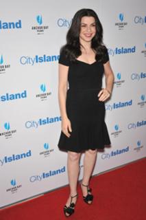 Julianna Margulies feet photo thumbnail