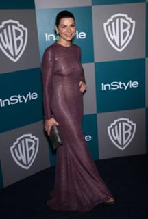 Julianna Margulies feet photo thumbnail