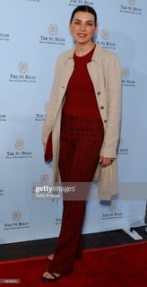Julianna Margulies feet photo thumbnail