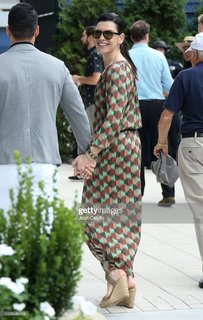 Julianna Margulies feet photo thumbnail