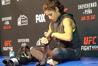 Julianna Peña feet photo thumbnail