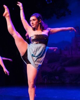 Julianna Rose Mauriello feet photo thumbnail