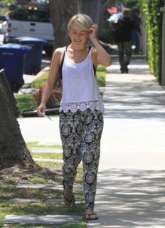 Julianne Hough feet photo thumbnail