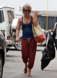 Julianne Hough feet photo thumbnail