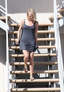 Julianne Hough feet photo thumbnail