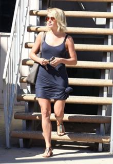 Julianne Hough feet photo thumbnail