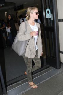 Julianne Hough feet photo thumbnail