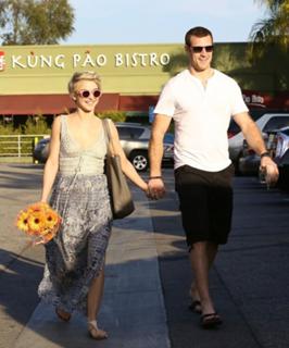 Julianne Hough feet photo thumbnail
