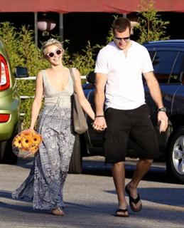Julianne Hough feet photo thumbnail